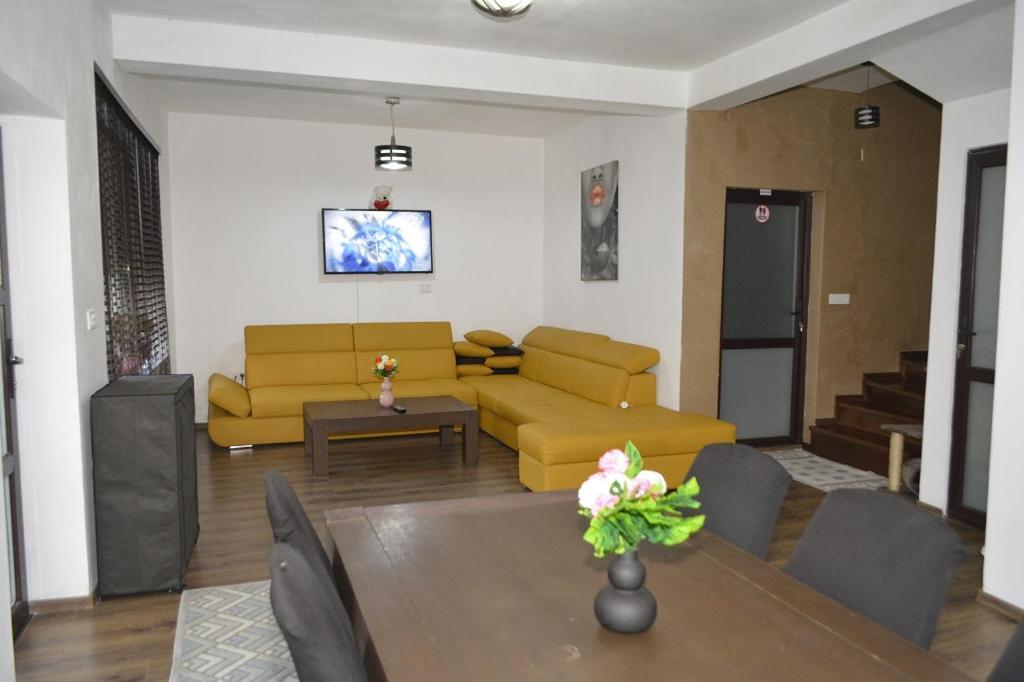 Camere Centrale Питешти Экстерьер фото